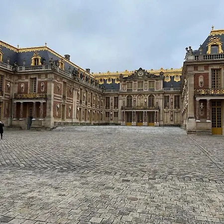 Near Castle Of Cozy With Breakfast And Parking