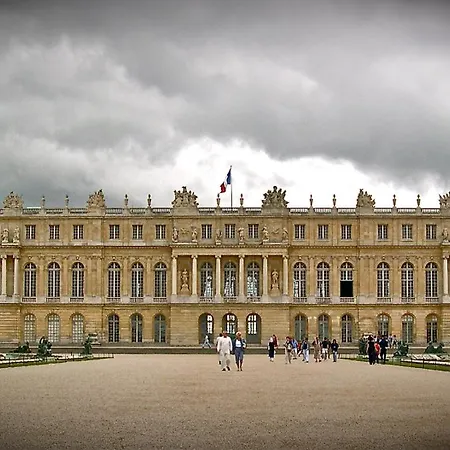 Near Castle Of Cozy With Breakfast And Parking Versailles