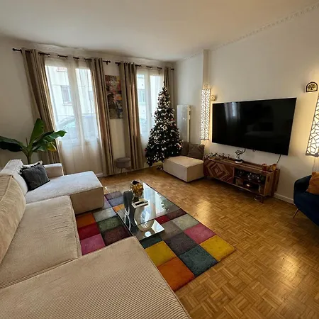 Near Castle Of Cozy With Breakfast And Parking