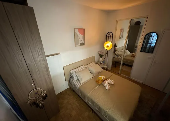 Near Castle Of Cozy With Breakfast And Parking Βερσαλλίες
