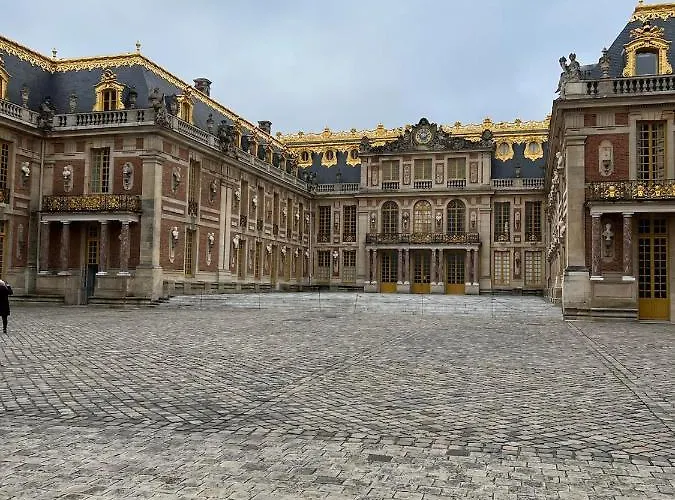 Near Castle Of Cozy With Breakfast And Parking